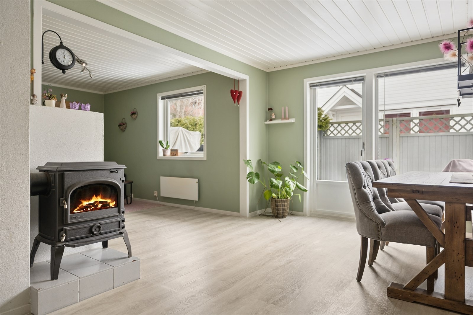 Fra stuen er det utgang til en solrik terrasse på 34 kvm. Galleribilde