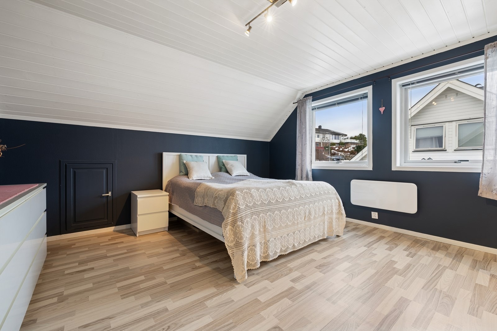 De fire soverommene er hensiktsmessig fordelt mellom etasjene. Galleribilde