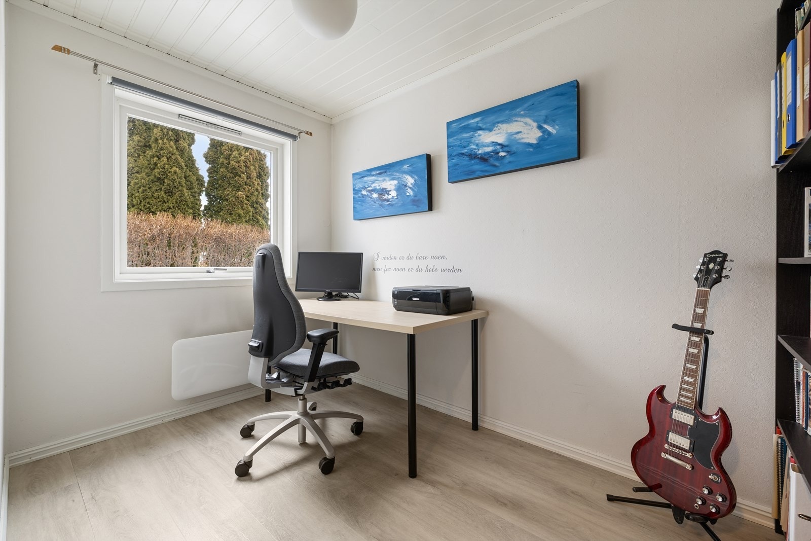 Lyra Vinyl click gulv og malte vegger gir et lyst og funksjonelt arbeidsrom. Store vinduer gir godt med naturlig lys. Galleribilde