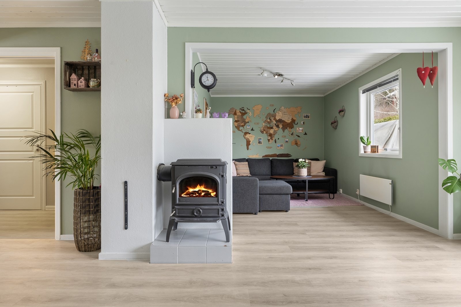 I stuen er det en stemningsfull peisovn som sørger for behagelig varme gjennom hele året. Galleribilde