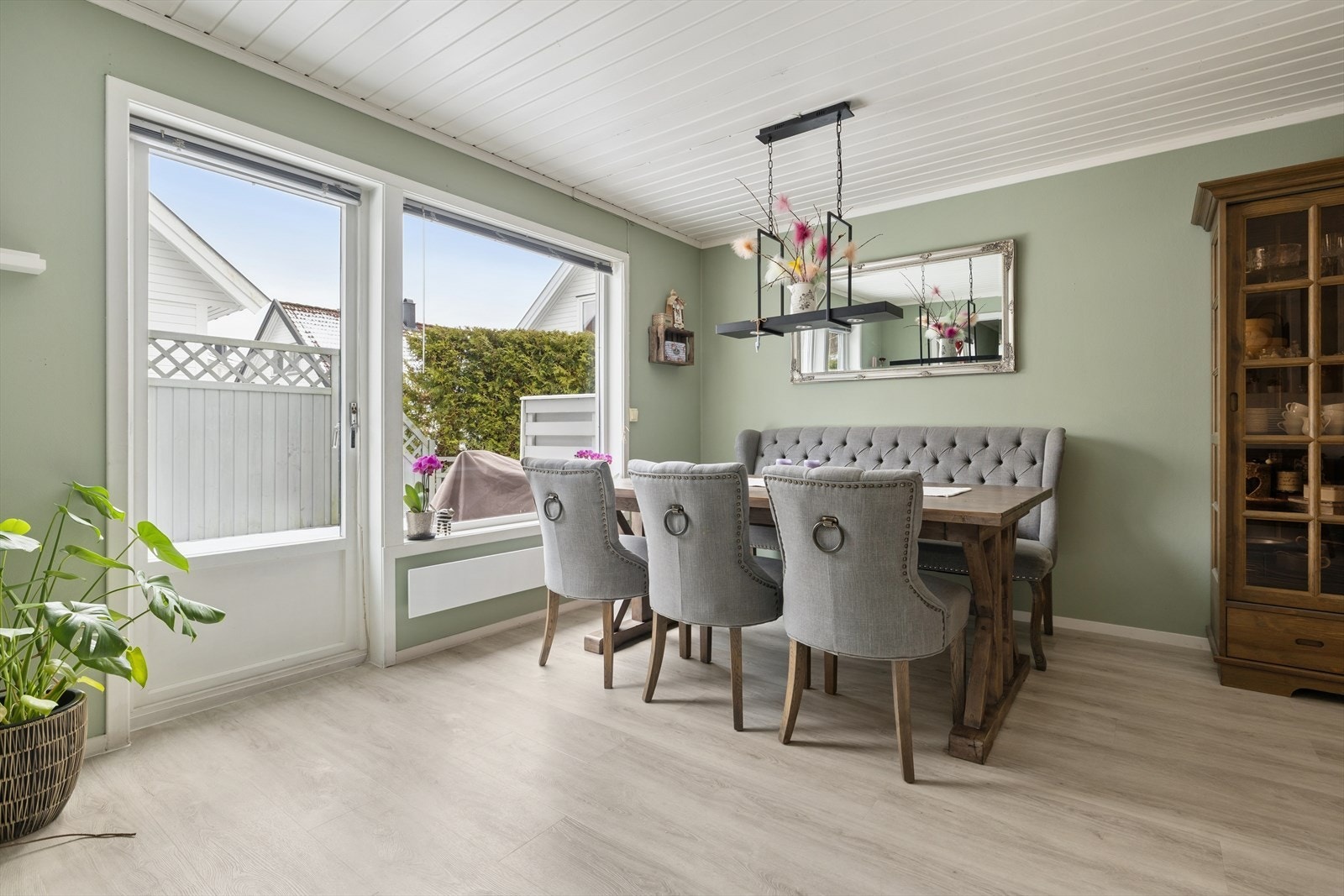 Det er god plass til et stort bord, ideelt for sosiale samlinger. Galleribilde