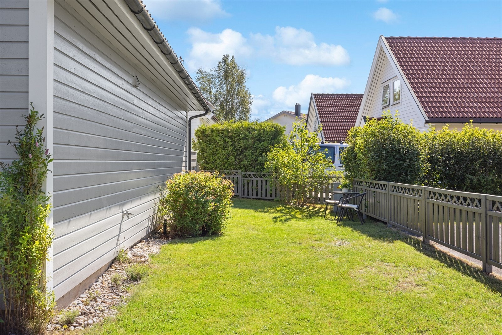 Deler av tomten er omkranset av beplantning og hekk som gir en følelse av privatliv og bidrar til et trivelig, grønt miljø. Galleribilde