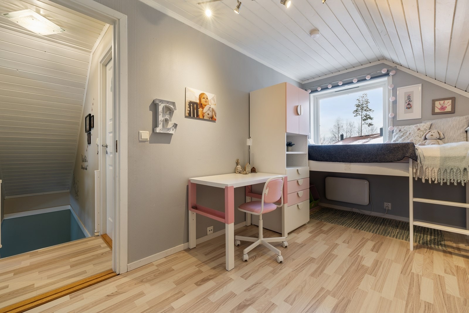 Soverom med plass til skrivebord og seng gjør rommet funksjonelt for barn eller ungdom. Galleribilde