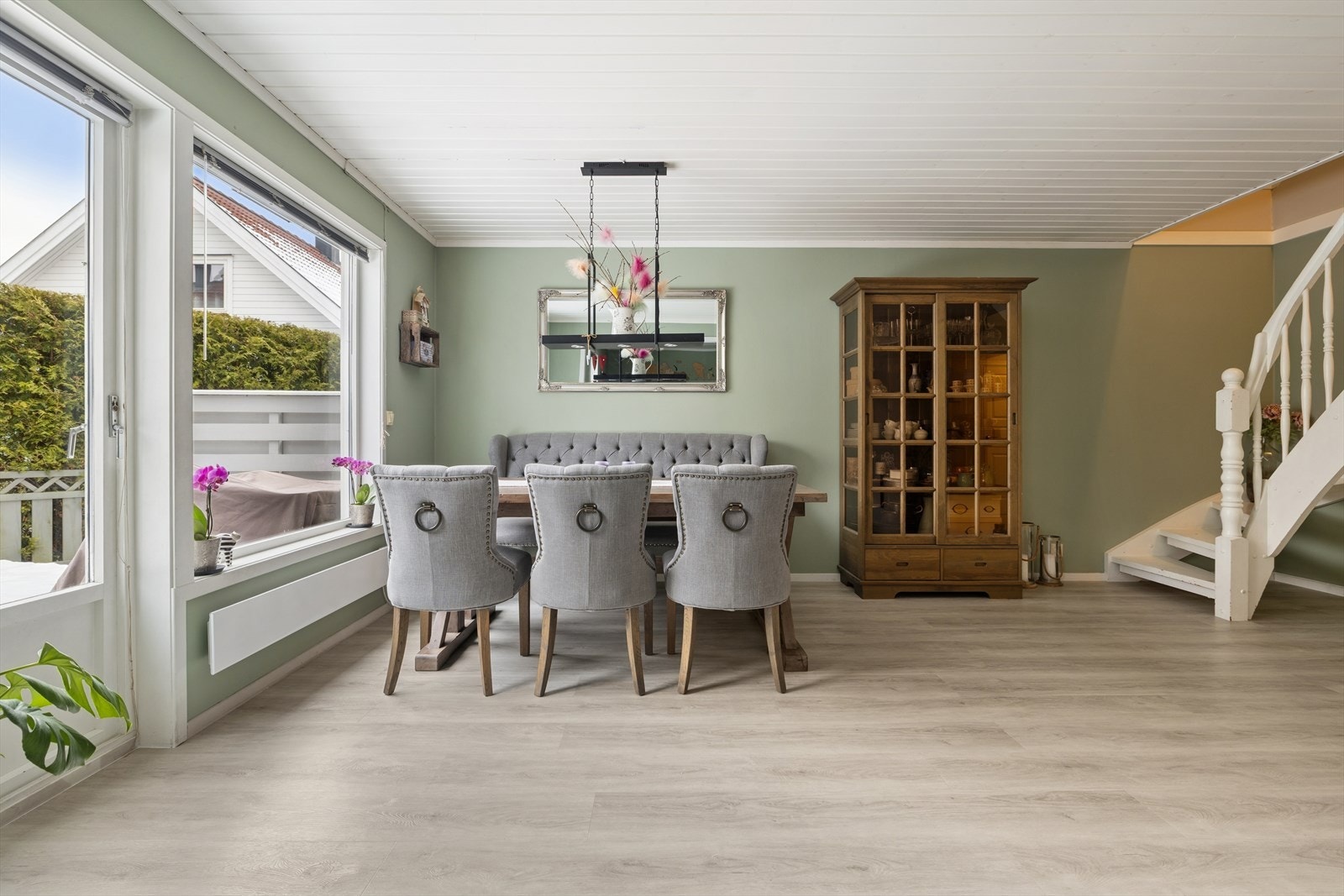 Store vinduer gir godt lysinnslipp i spisestuen. Galleribilde