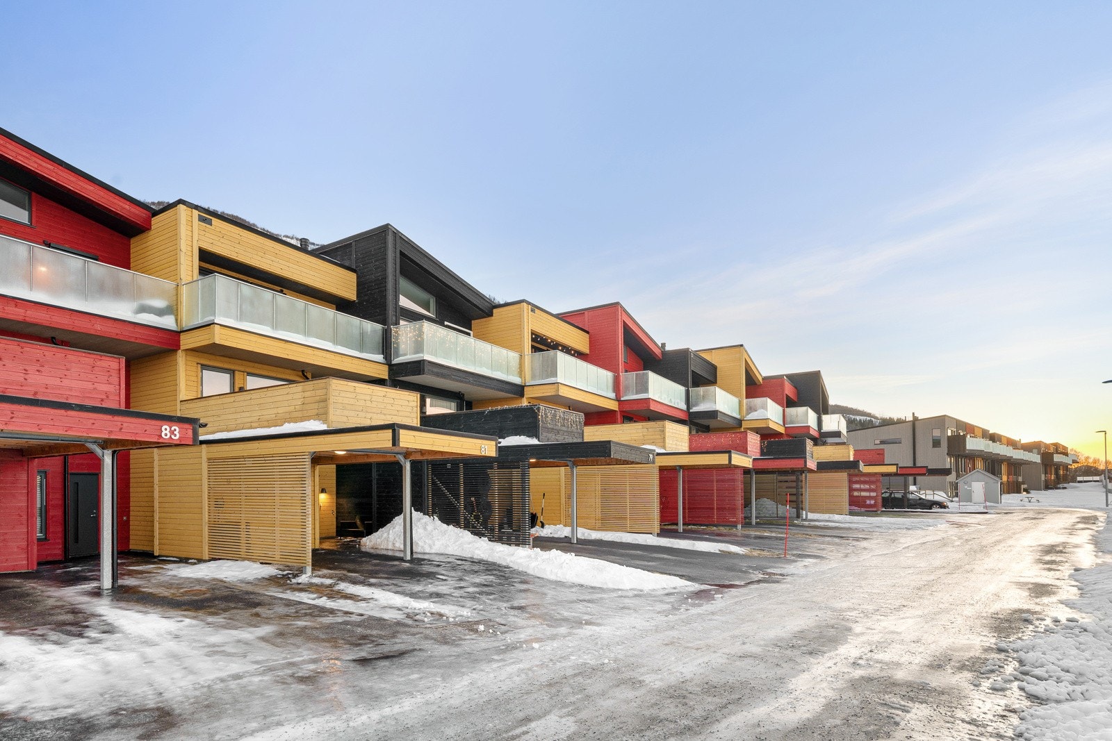 Utmerket beliggenhet, bare 7-8 min unna sentrum, rett ved foten av Fløya, med fantastiske turområder i umiddelbar nærhet.