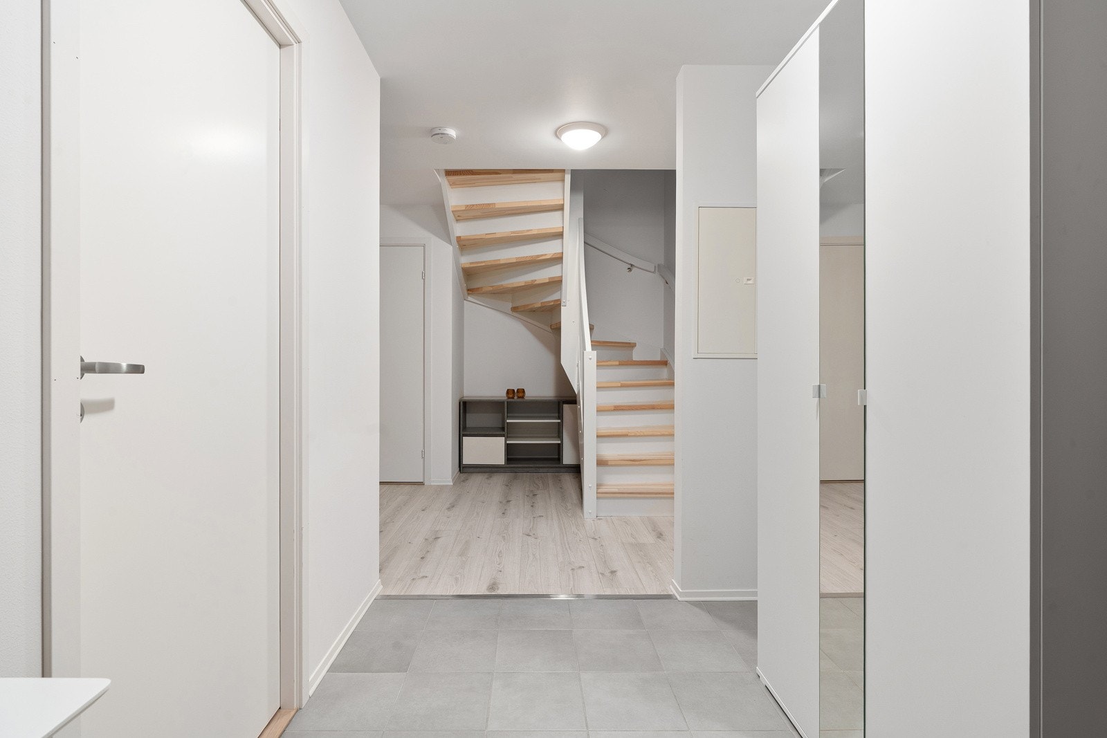 Leiligheten har en fin planløsning - og passer utmerket for både småbarnsfamilier, par og enslige.