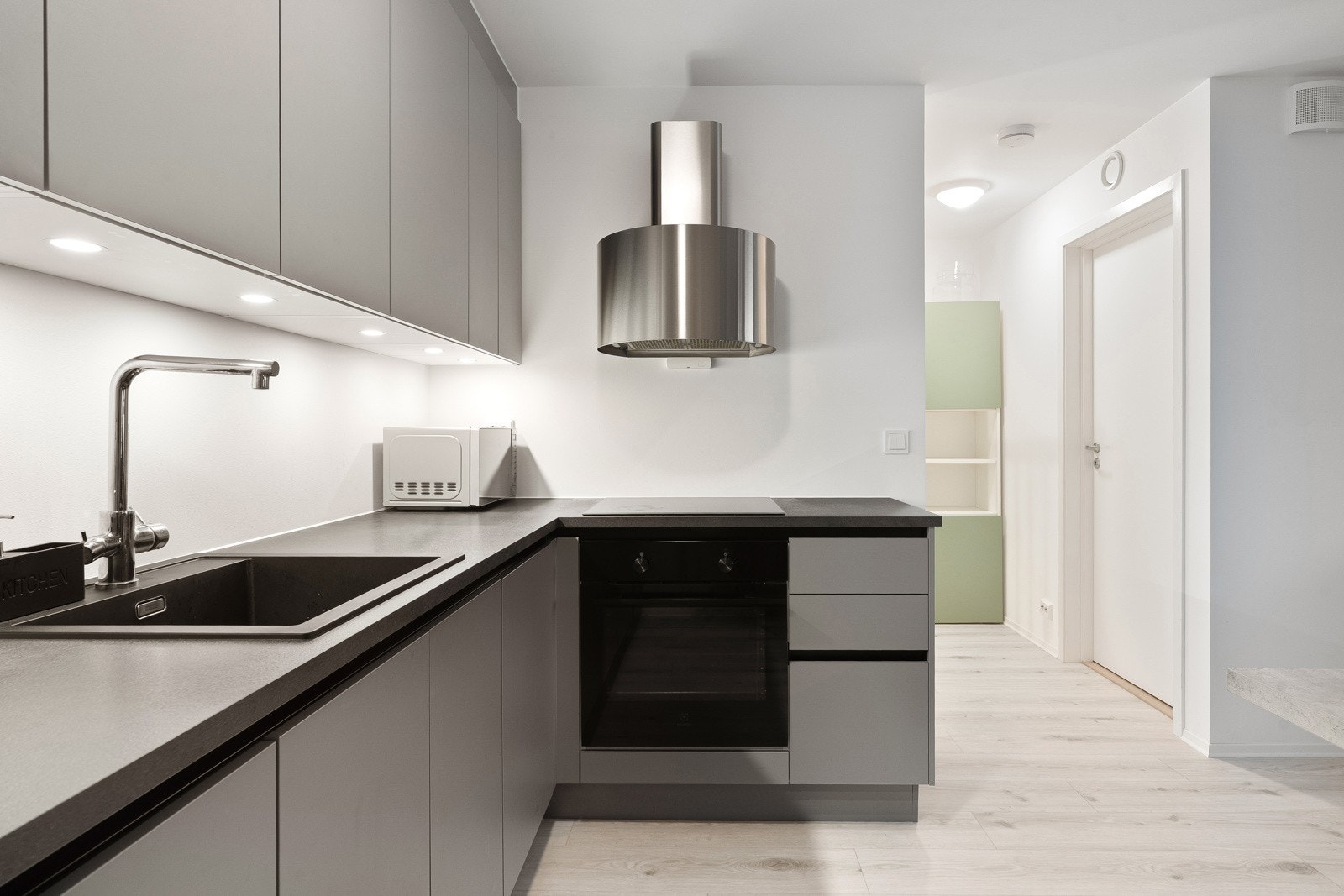 Kjøkkenet har en god utforming, mye benkeplass og god oppbevaringsplass i både skuffer og skap.