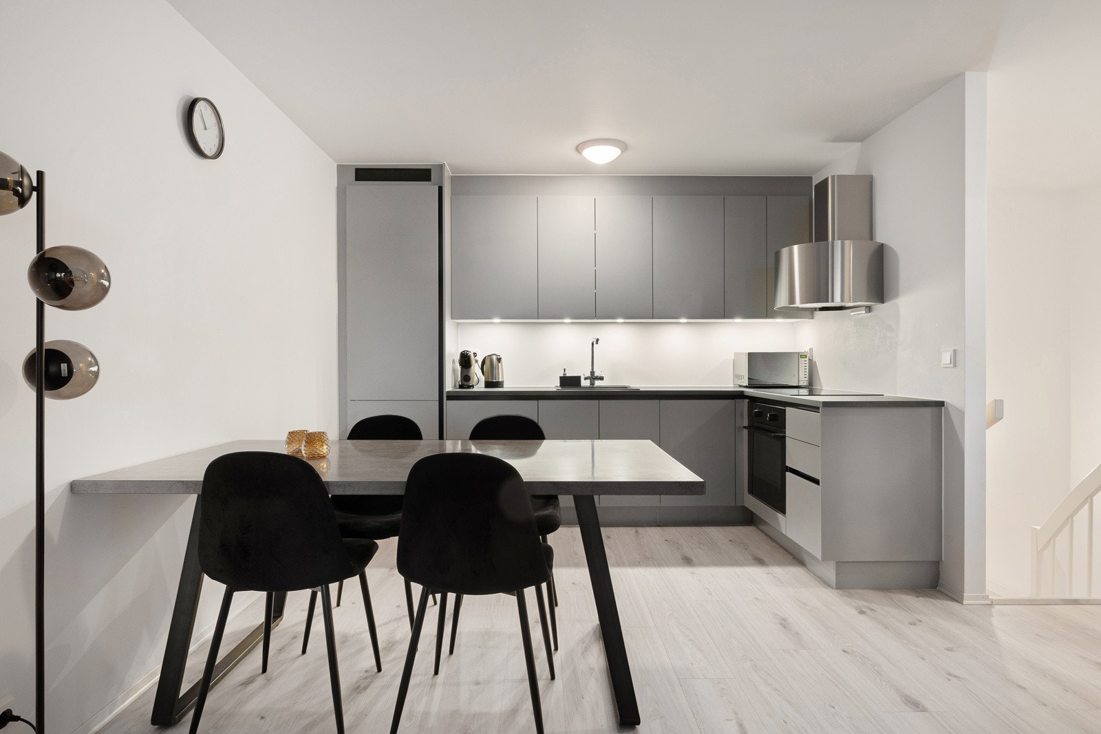 Spisebordet har sin naturlige plass mellom stue og kjøkken. Her er det plass til langbord hvor man kan samles til middager med venner og familie