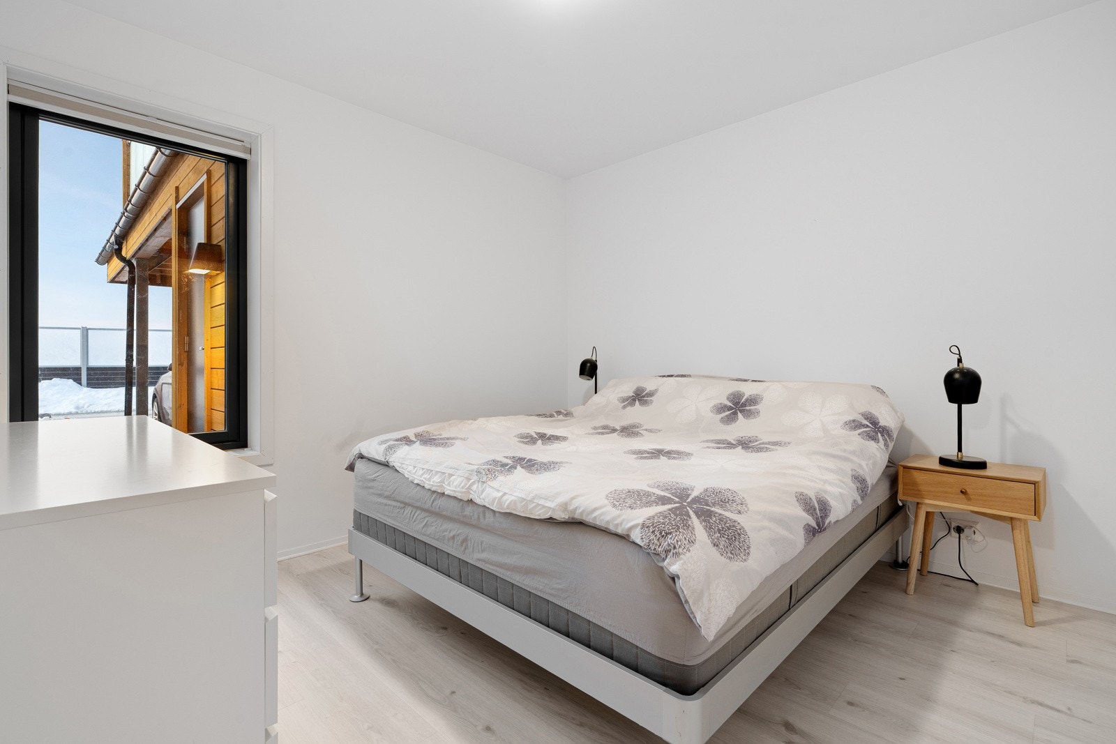 Boligen har to fine soverom - en i hver etasje. Hovedsoverom i første plan er av god størrelse.