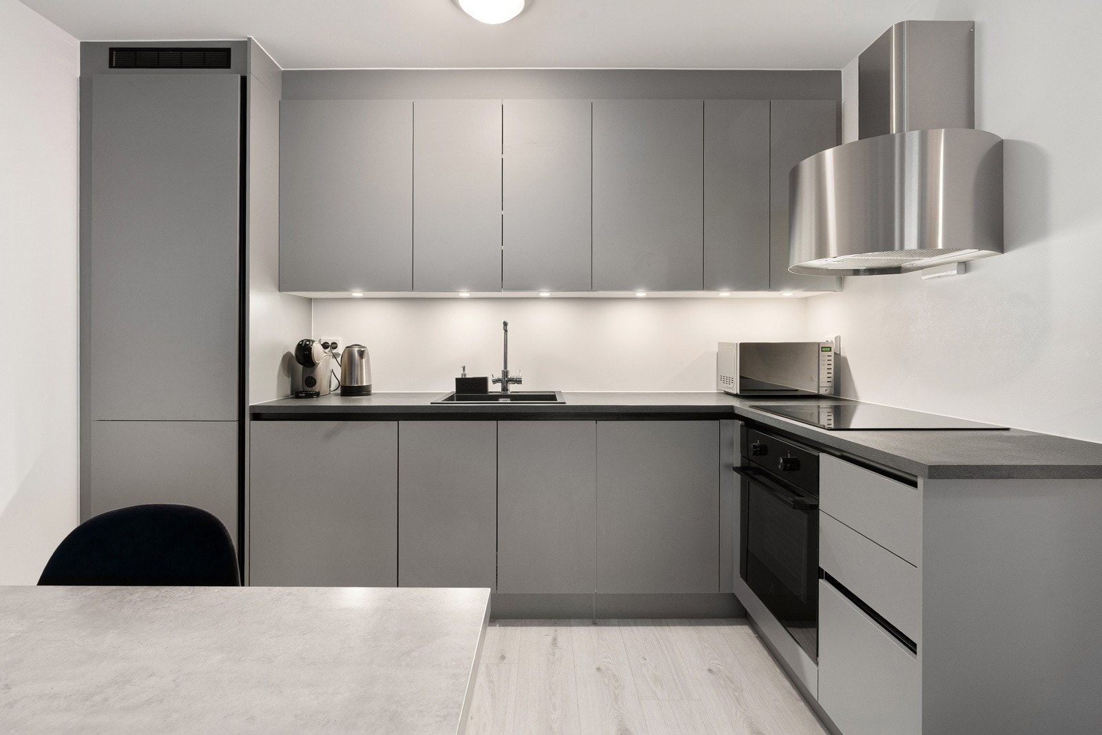 Det er høyt under taket og gjennomgående moderne standard over det hele!