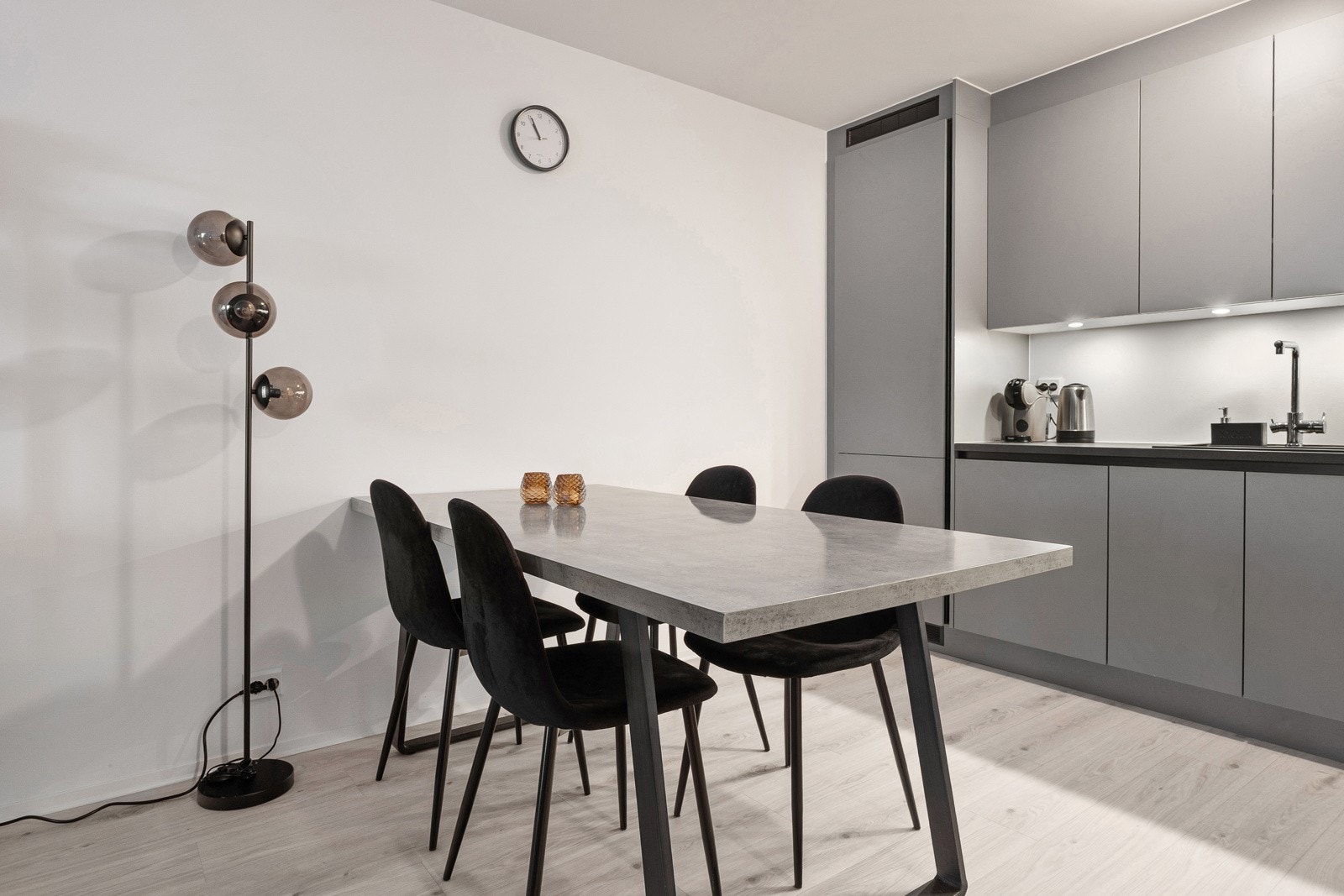 Nydelig kjøkken fra kvalitetsleverandøren HTH med gråe fronter og sorte detaljer.