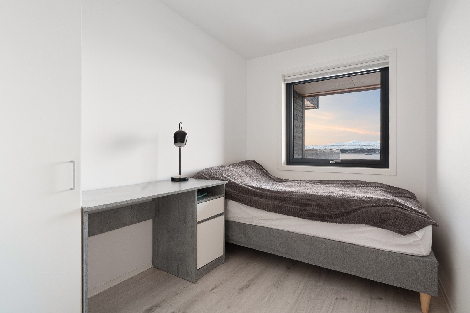 Det andre soverommet passer fint til barnerom eller gjesterom.