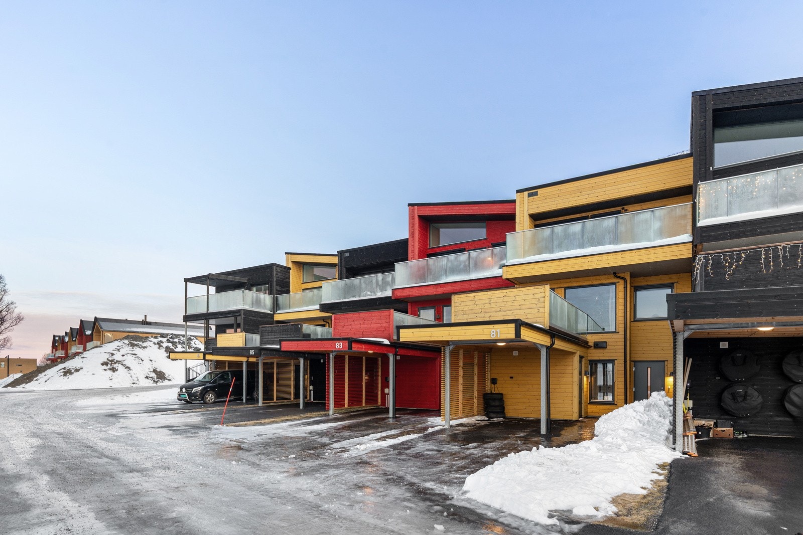 Parkering i carport og sportsbod like ved inngangsparti.