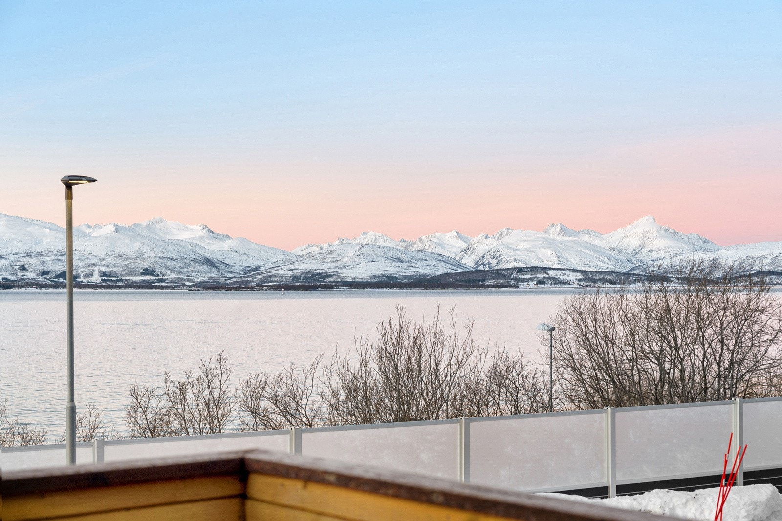 Verandaen byr på strålende solforhold, fra tidlig på dagen, til seint på kveld.