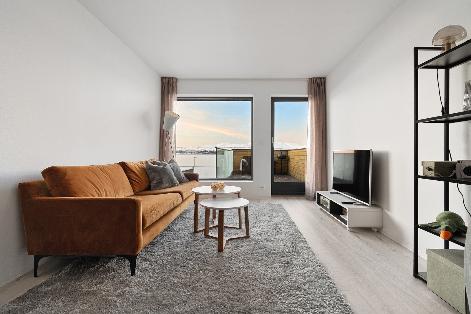 Stue/kjøkken i åpen løsning som oppleves luftig og møbleringsvennlig.