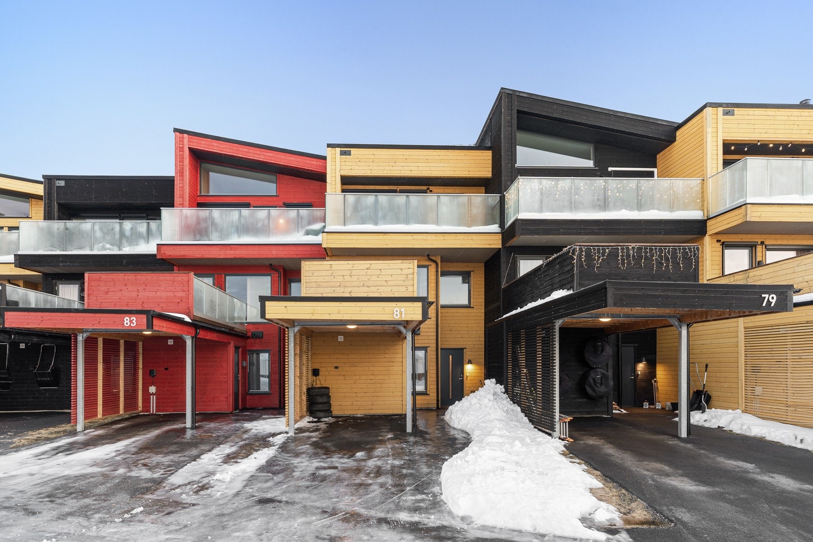 Flere etterspurte kvaliteter som stor vestvendt veranda, strålende sol- og utmerket beliggenhet, rolig og barnvennlig, på Fløylia.