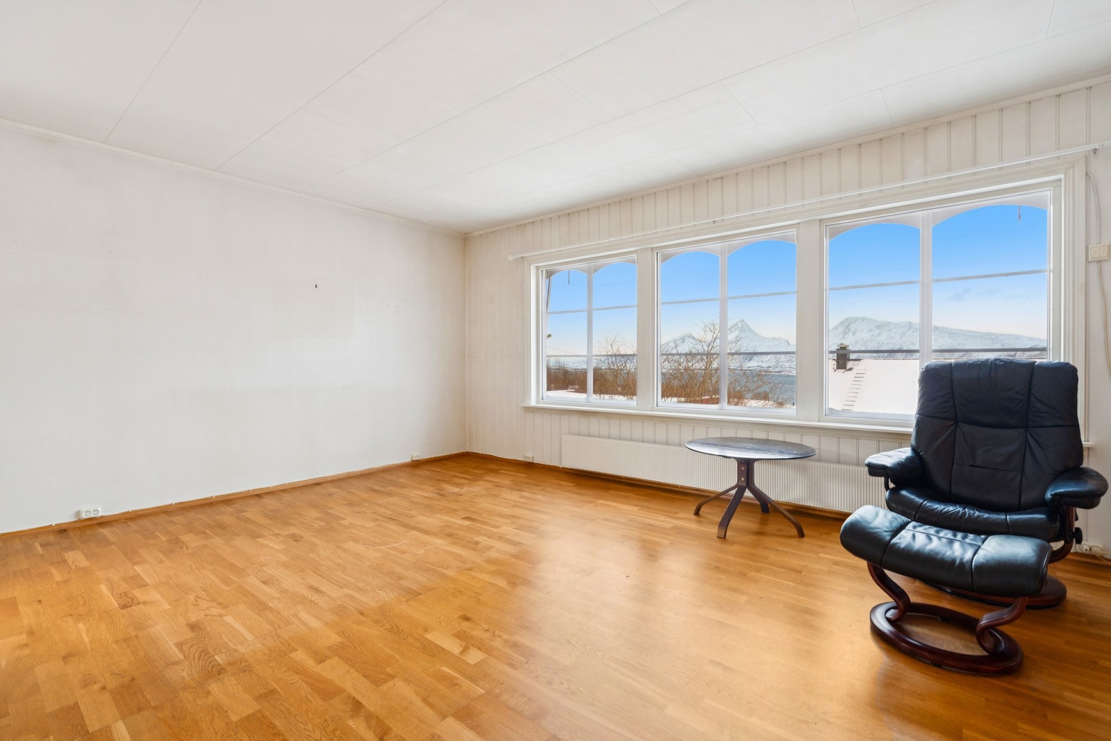 Dette er en innholdsrik enebolig med alle nødvendige rom samlet på hovedplanet, i tillegg til en romslig loftstue i 2. etasje Galleribilde