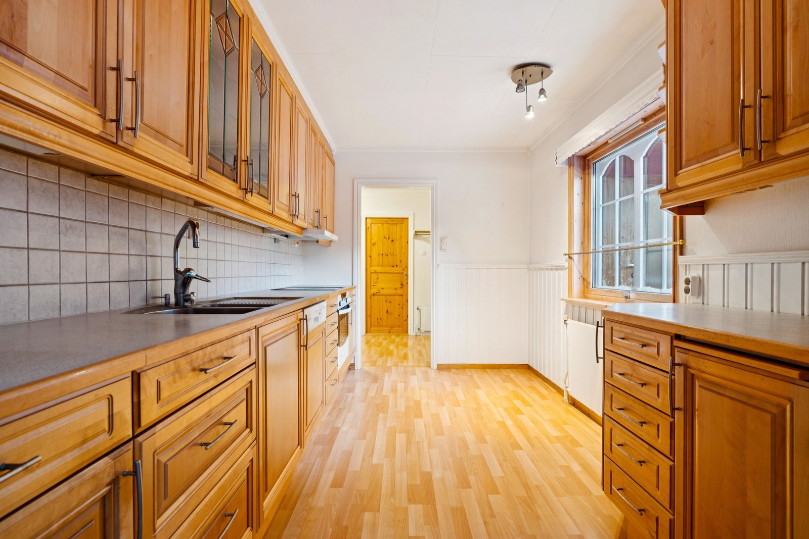 Kjøkkenet har innredning med profilerte fronter og fronter med glassfelt Galleribilde