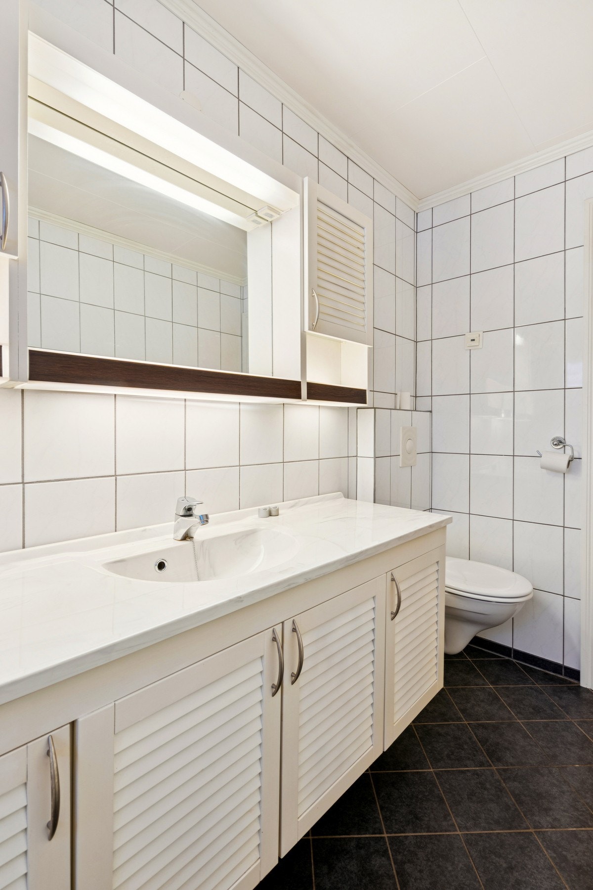 Veggene er kledd med fliser, taket har himlingsplater, og gulvet er helfliset med elektriske varmekabler Galleribilde