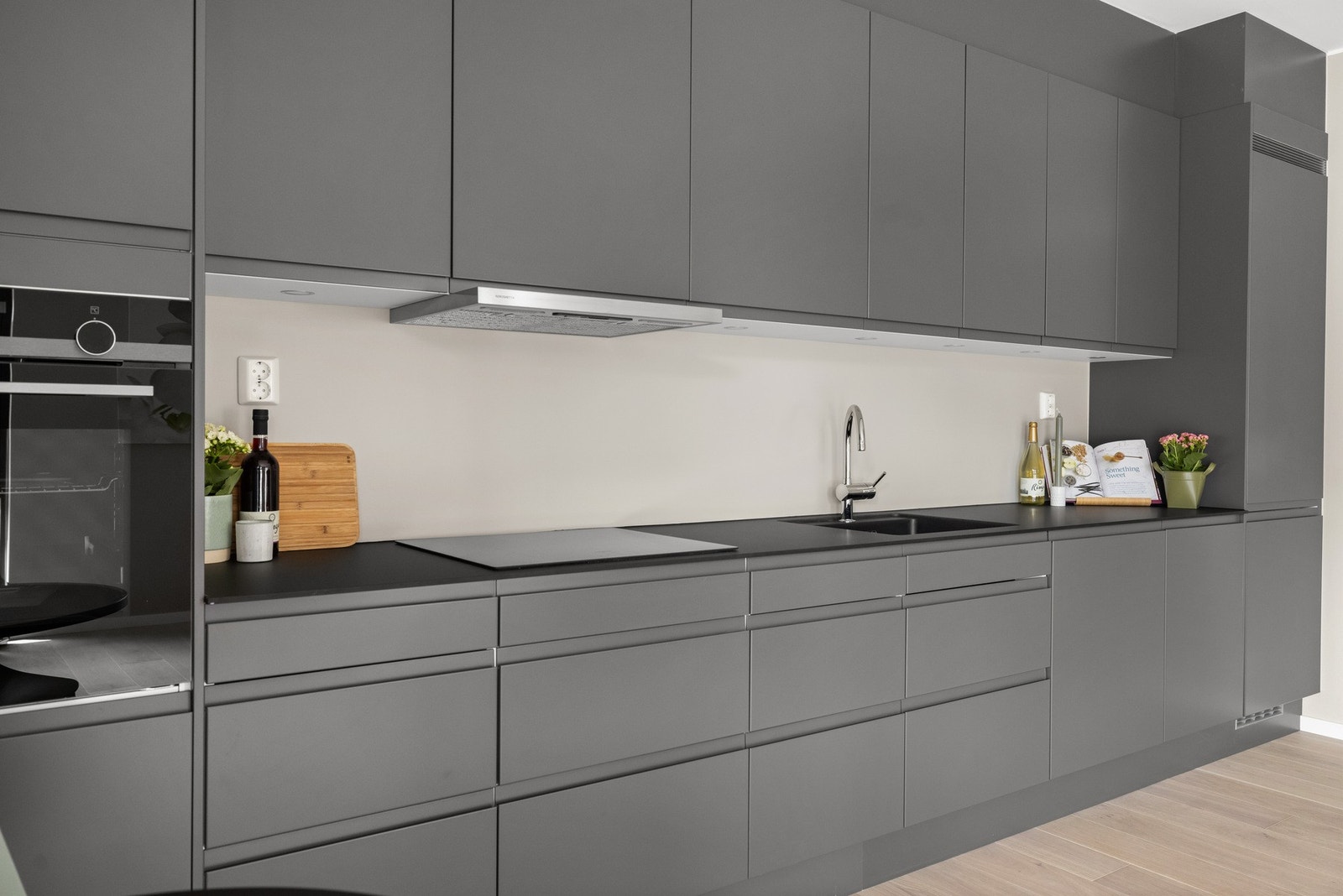 Kjøkkenet har godt med oppbevaringsplass. Det er installert waterguard og komfyrvakt. Galleribilde