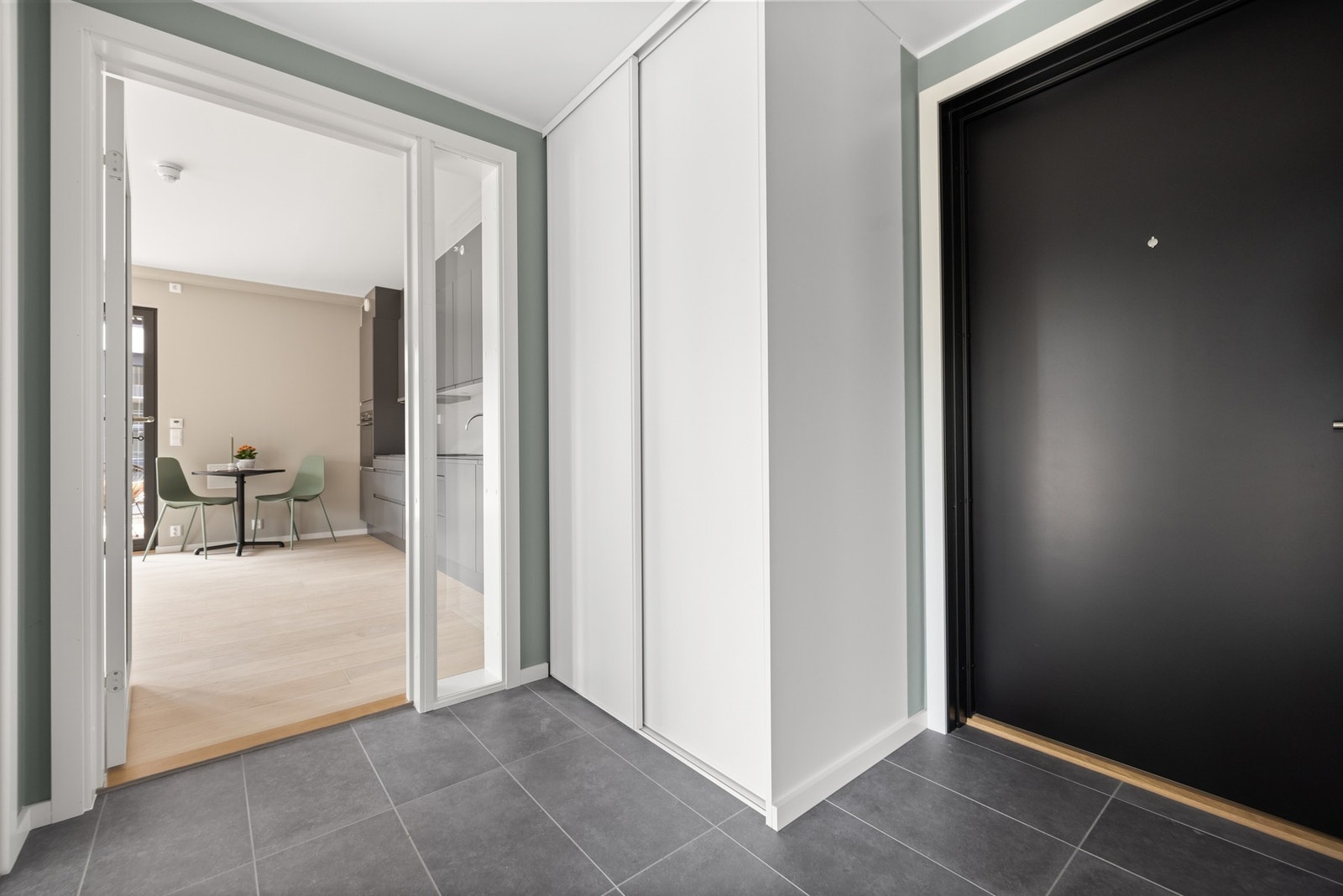 Velkommen inn! Glassdøren inn til stuen sørger for naturlig lys ut i entreen. Galleribilde