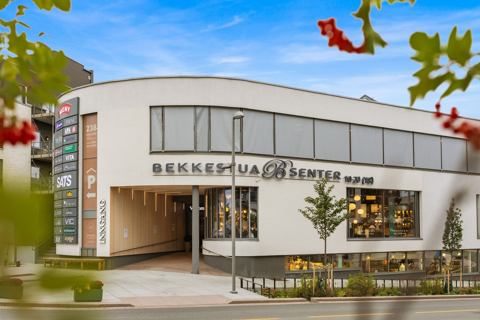 Eksempelvis finnes et mangfold av serveringssteder, vinmonopol, klesbutikker og flere matbutikker. Bekkestua imøtekommer også helsebehov med bl.a. flere treningssentre. Galleribilde