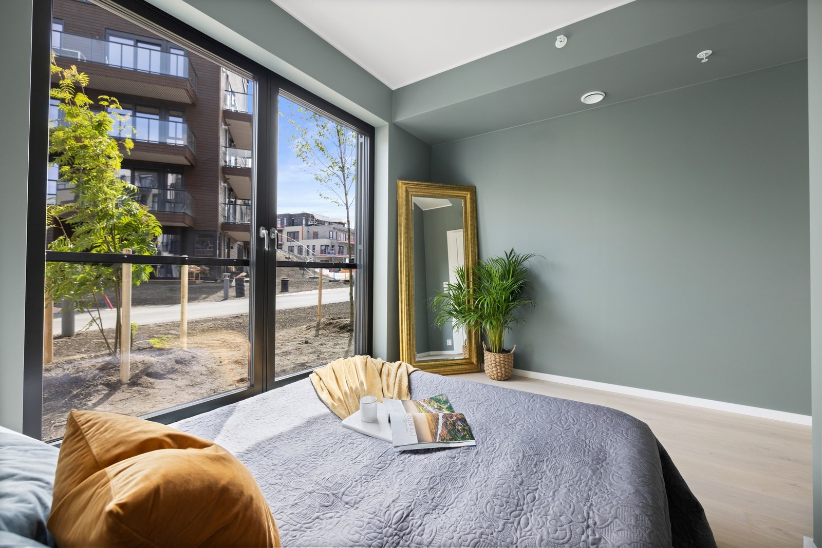 Langs veggen er det plass til garderobeskap eller andre oppbevaringsmøbler. Galleribilde