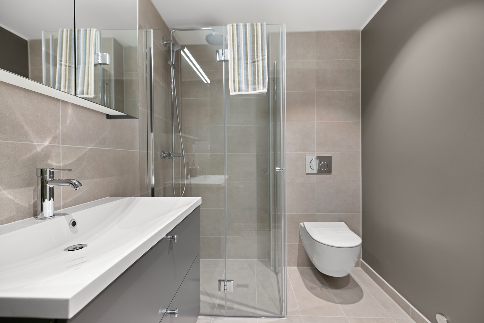 Som resten av leiligheten har også badet moderne farger og løsninger. Galleribilde