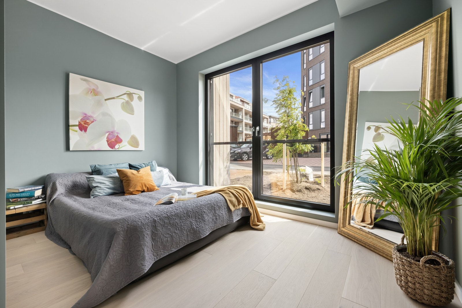 Det hyggelige hovedsoverommet har god plass til dobbeltseng med tilhørende nattbord. Galleribilde