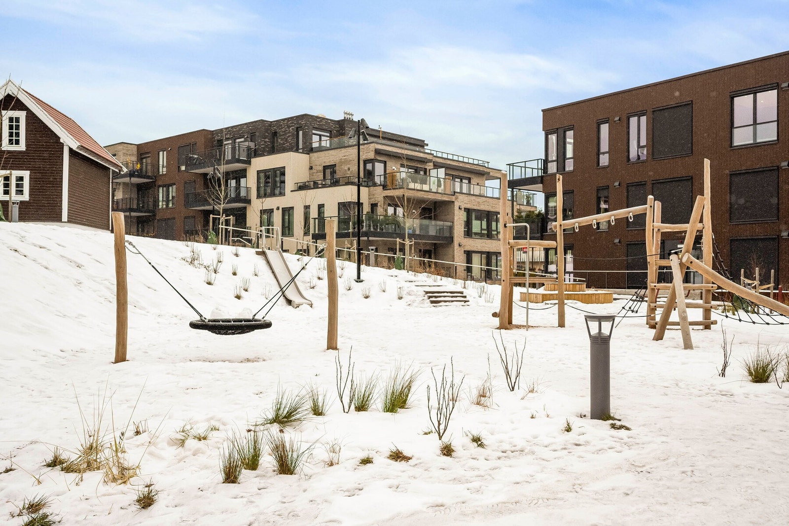 Sameiet har hyggelige fellesområder med bla lekeplass. Galleribilde