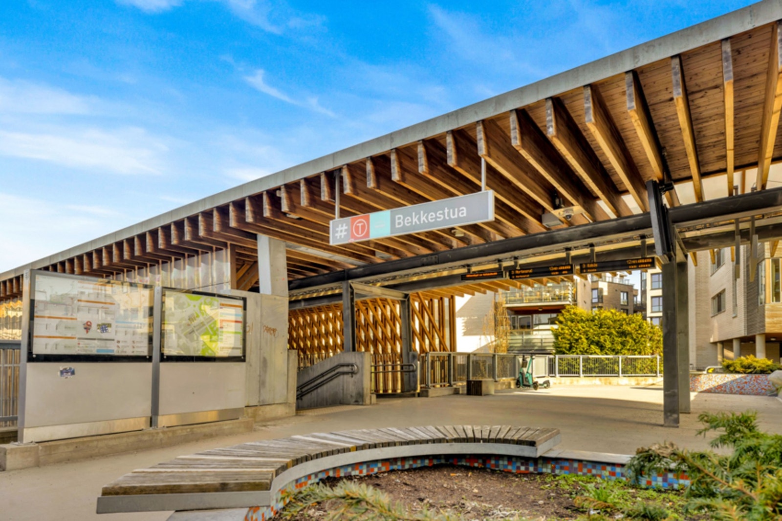 Bekkestua er et viktig knutepunkt i Bærum og har meget god kommunikasjon til bl.a. Oslo med offentlig transport. Bekkestua T-banestasjon og Bekkestua bussterminal ligger kun noen få hundre meter unna. Galleribilde