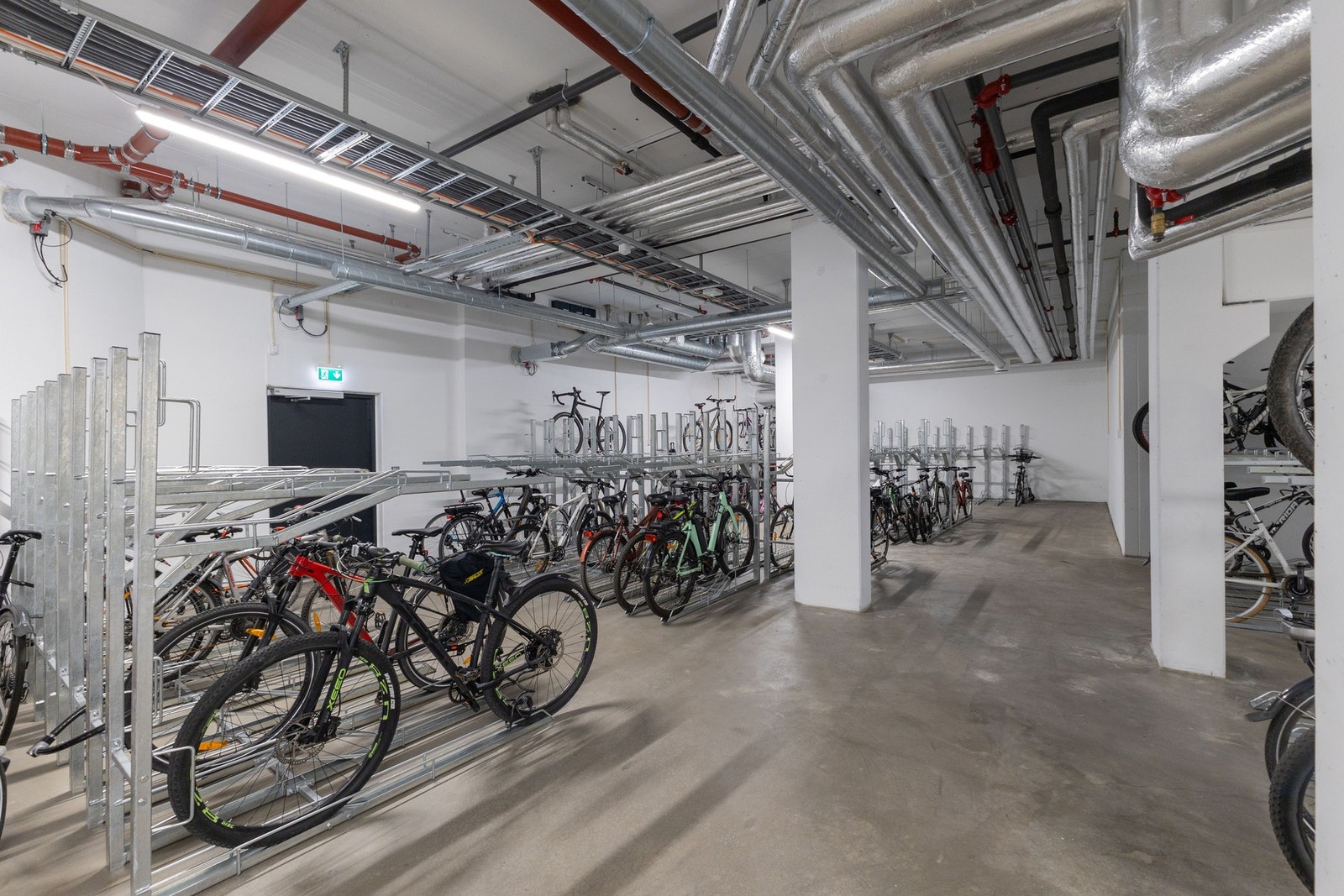 Gode sykkelparkeringsmuligheter i fellesarealer - både ute og inne Galleribilde