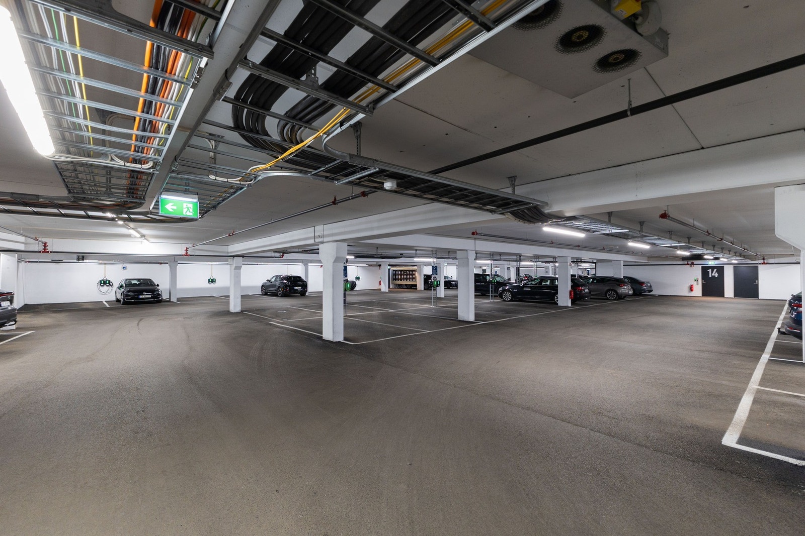 Stort garasjeanlegg med noen gjesteparkeringsplasser. Ved innkjøringen til garasjeanlegget har du bilpool med 2 biler for leie pr.d.d. Det følger ikke med parkering til leiligheten. Galleribilde