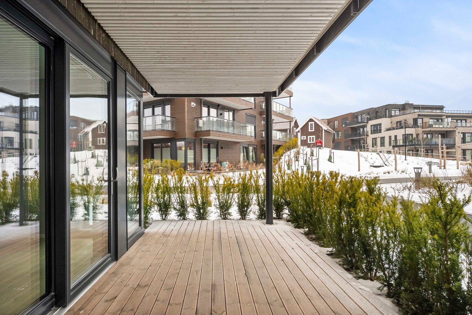 Her er det dermed rikelig med plass til både utelounge og spisebord, perfekt for late sommerdager. Det er også utekran. Galleribilde