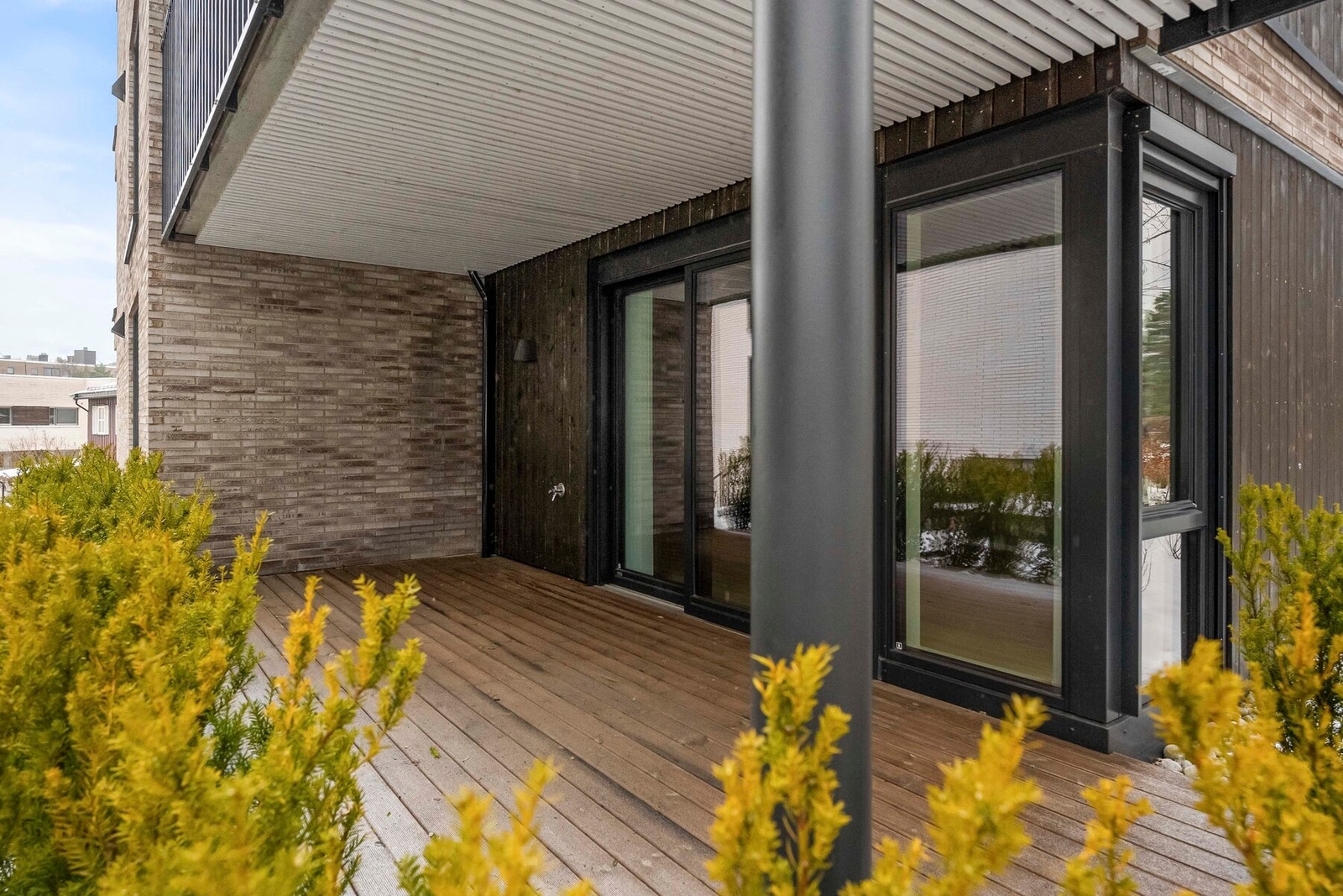 Fra stuen er det utgang til en overbygget markterrasse på hele 17 kvm. Disse utebildene er tatt av Juliane Jensen - Studio Juliane. Galleribilde