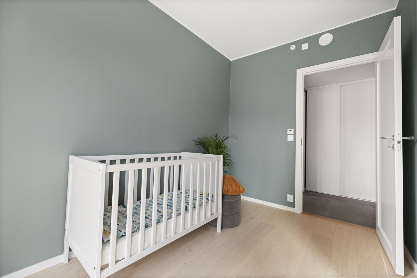 Rommet har god plass til seng, skrivebord og garderobeløsning. Galleribilde