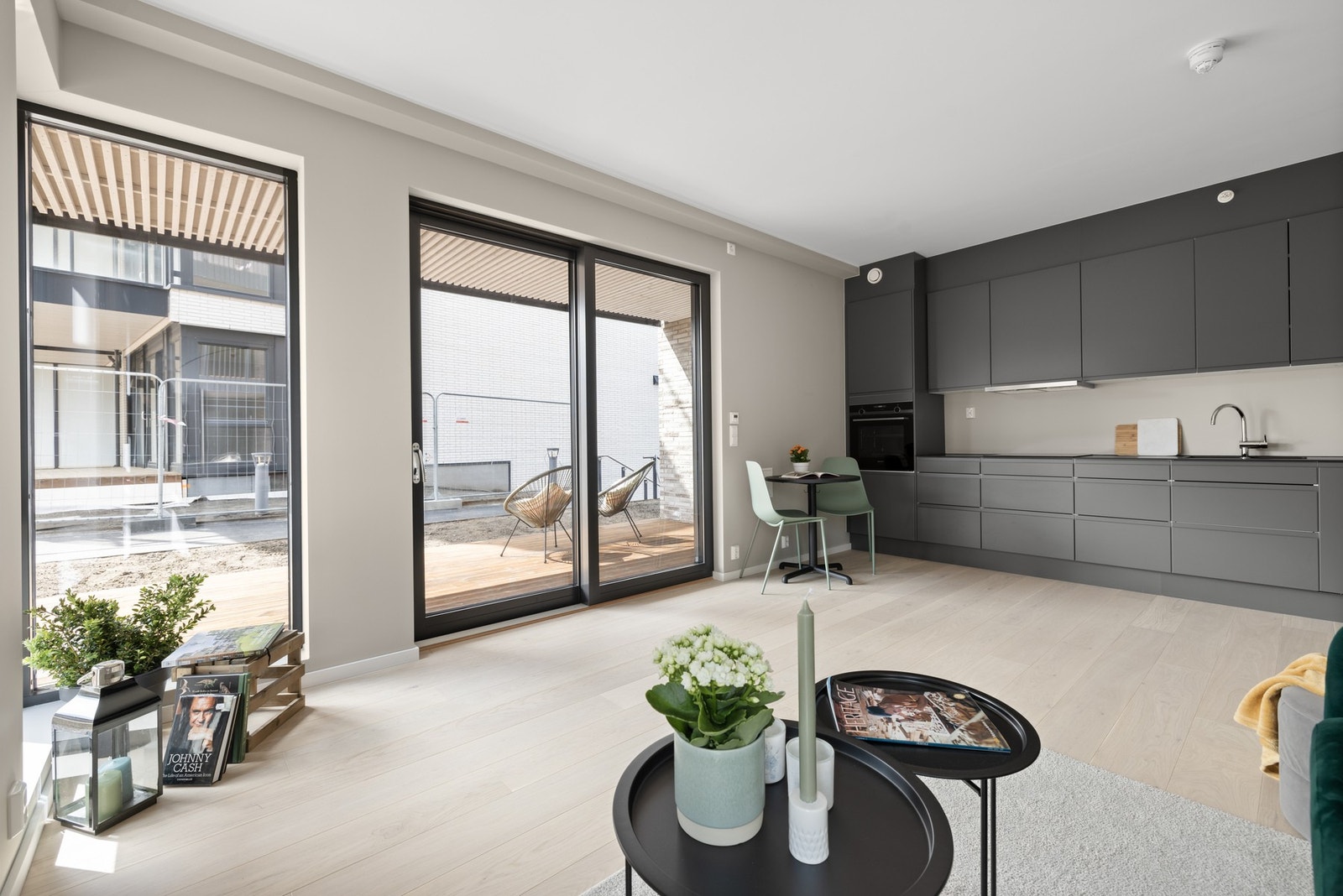 Stue og kjøkken er samlet i et åpent og sosialt rom hvor de ulike sonene glir naturlig over i hverandre. Galleribilde