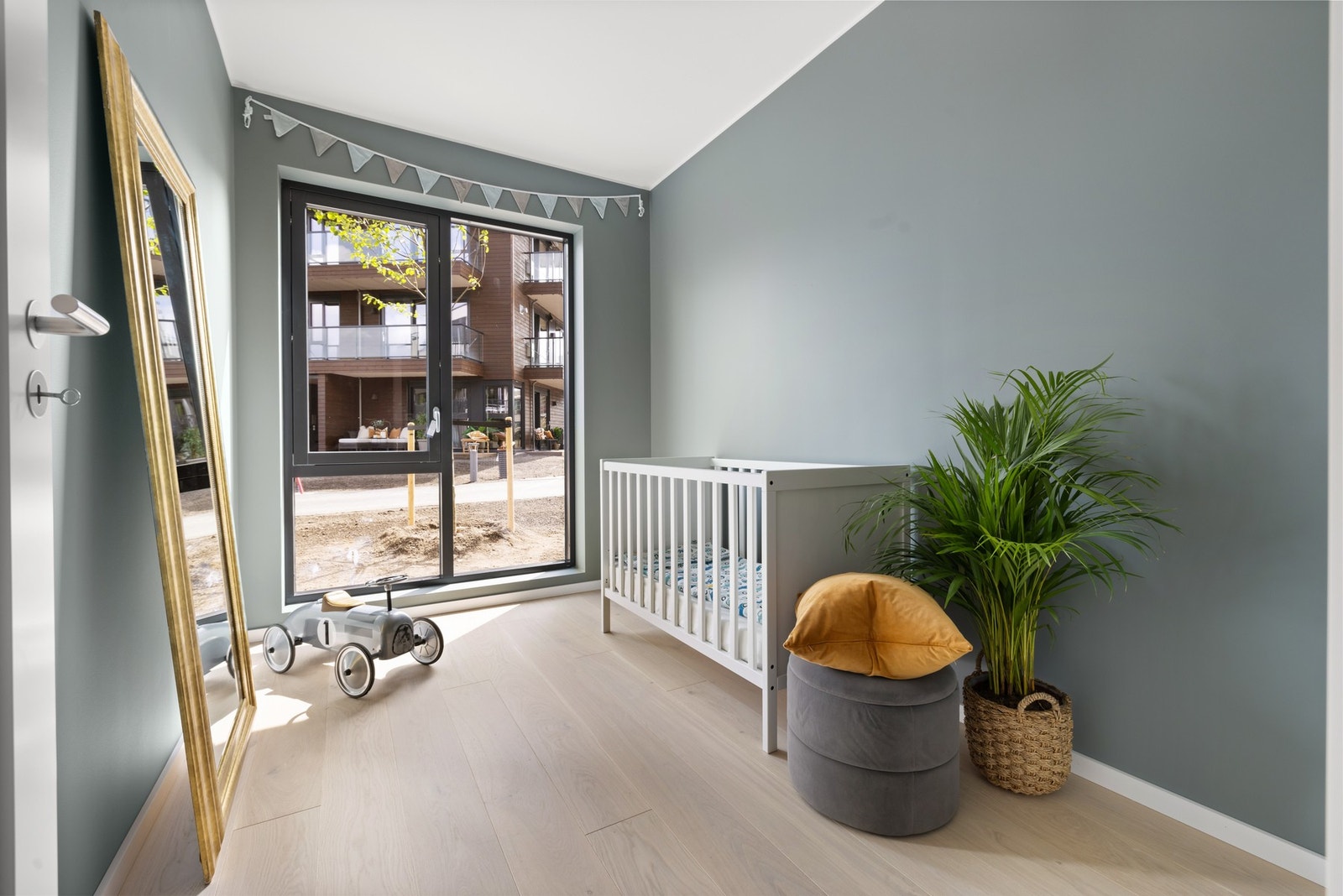 Leilighetens andre soverom passer som både barnerom, gjesterom eller kontor. Alt ettersom hvilke behov dere har. Galleribilde