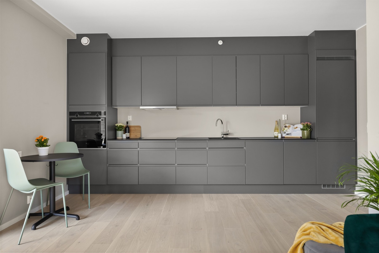 Kjøkkenet har moderne grå innredning fra Sigdal med benkeplate i laminat og kum i kompositt. Galleribilde