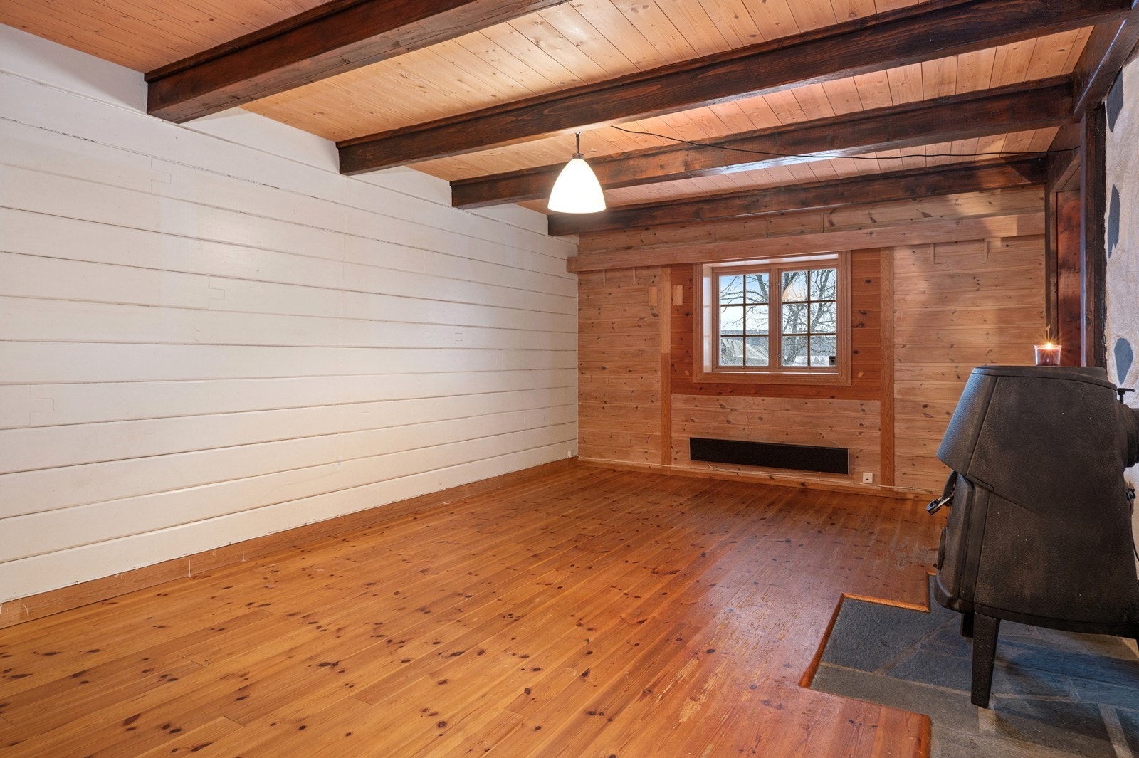 Stuen gir plass til ønsket møblement og har peis som skaper en lun atmosfære Galleribilde