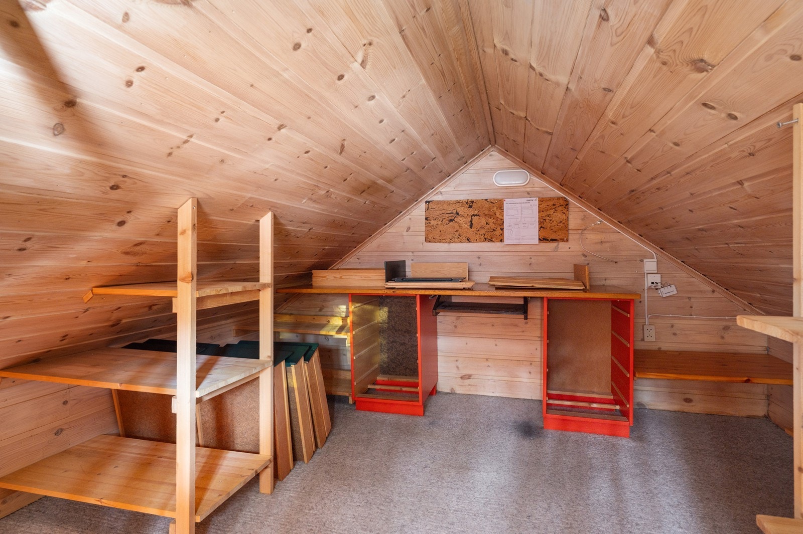 Loftet har god plass til oppbevaring Galleribilde