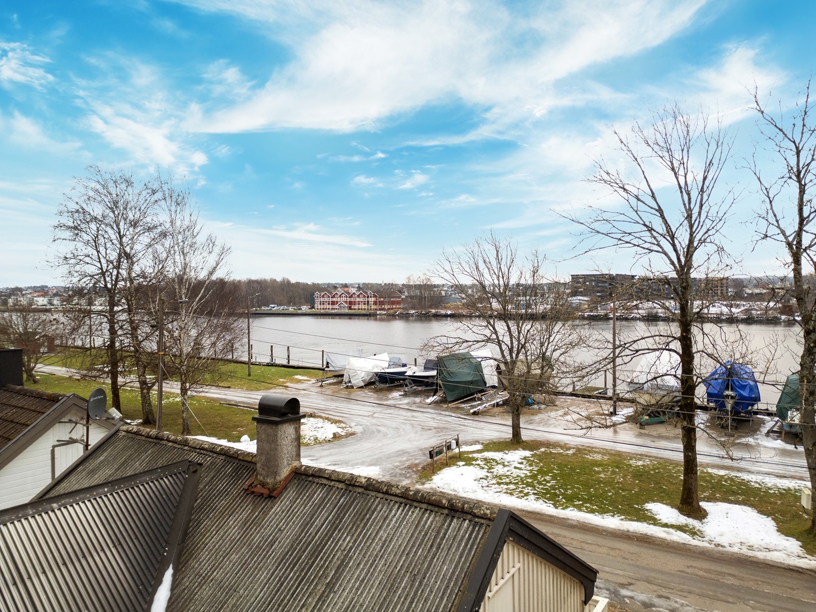 Rolig og attraktiv plassering med vannet som nærmeste nabo Galleribilde