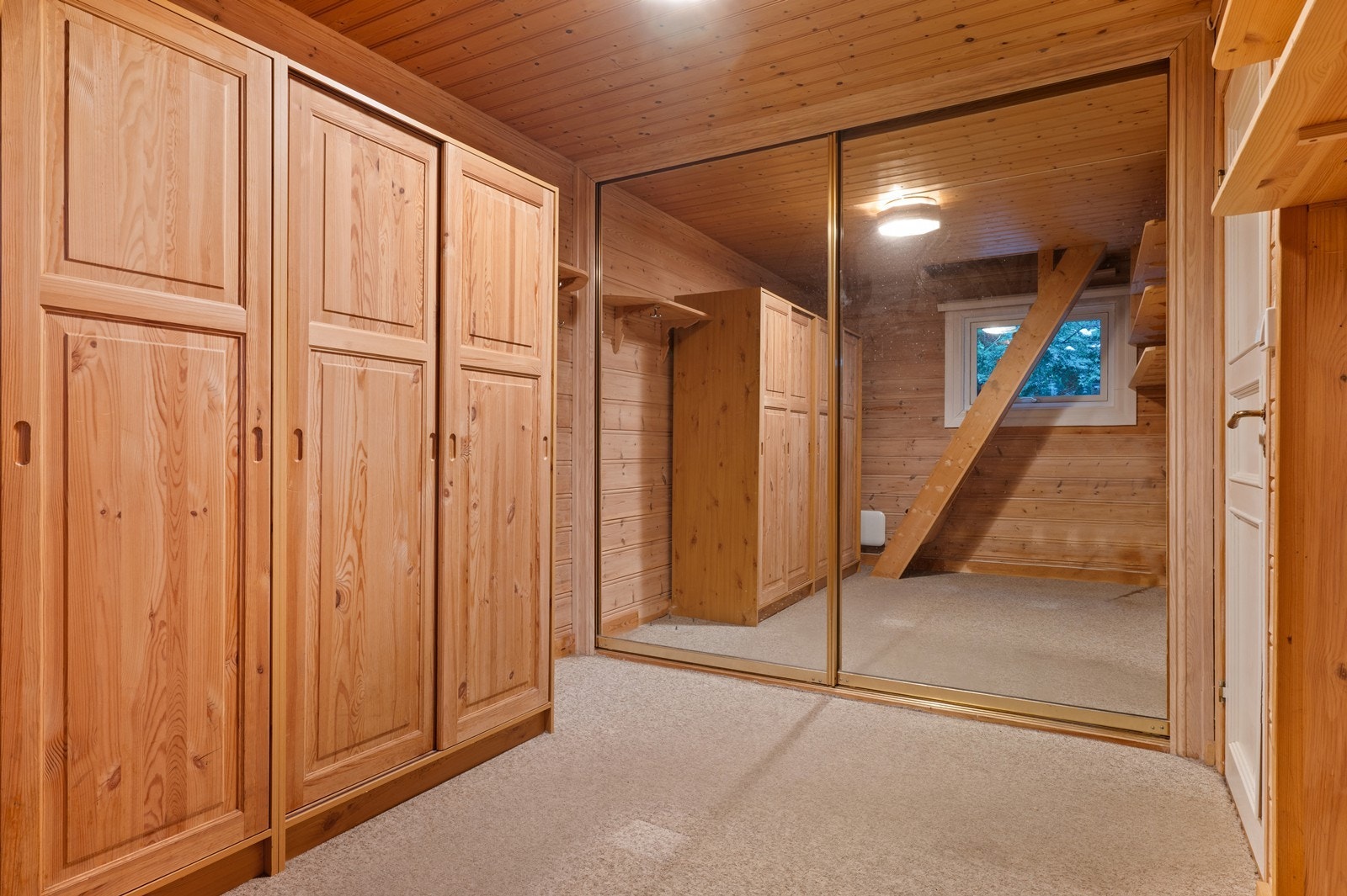 Godt med oppbevaringsplass på soverommet Galleribilde