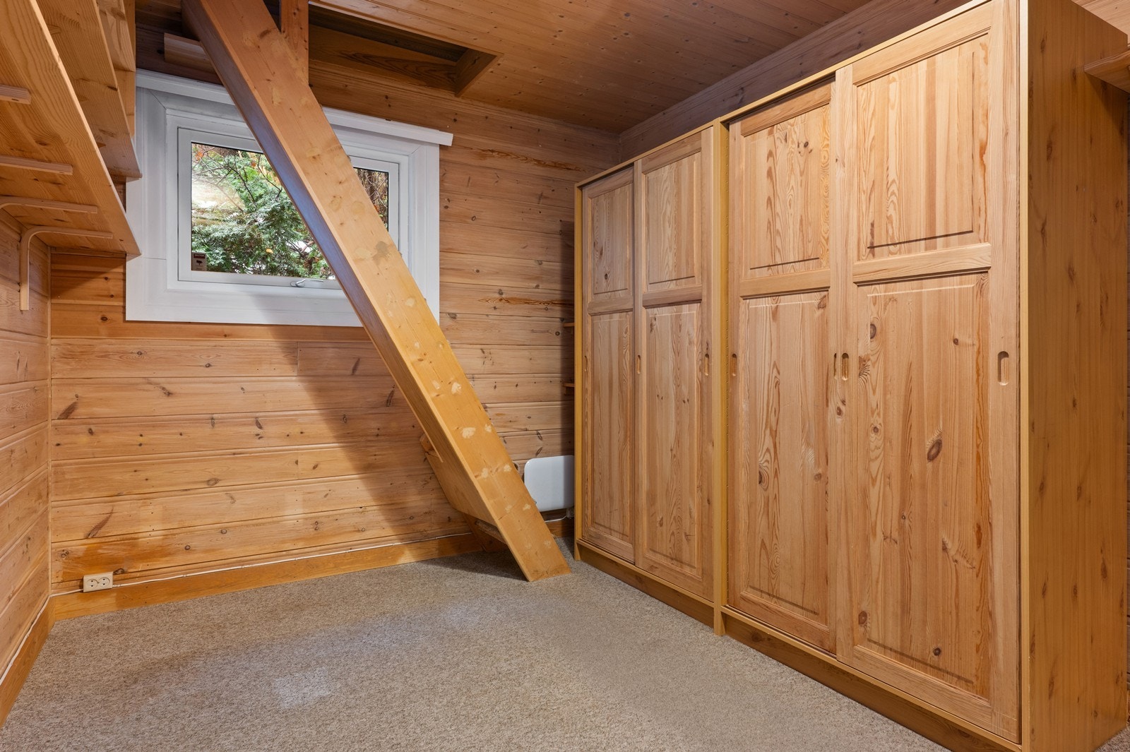 Soverom med god plass til seng og ønsket møblement, samt trapp opp til loft Galleribilde