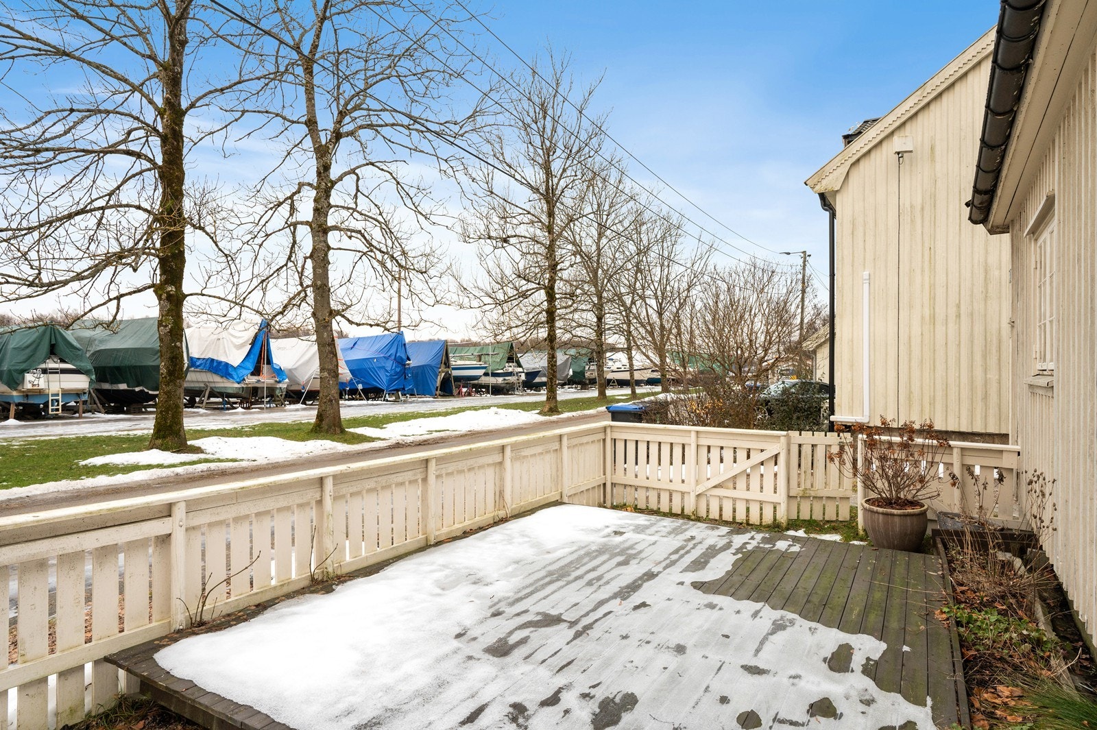 Solrik uteplass med gode møbleringsmuligheter Galleribilde