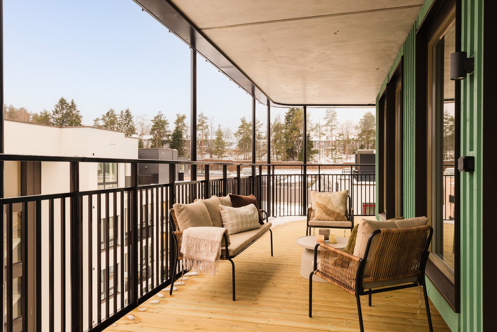 Fra stuen er det direkte utgang til en romslig og solrik sydvendt balkong på hele 42,5 m² som strekker seg rundt store deler av leiligheten. Galleribilde