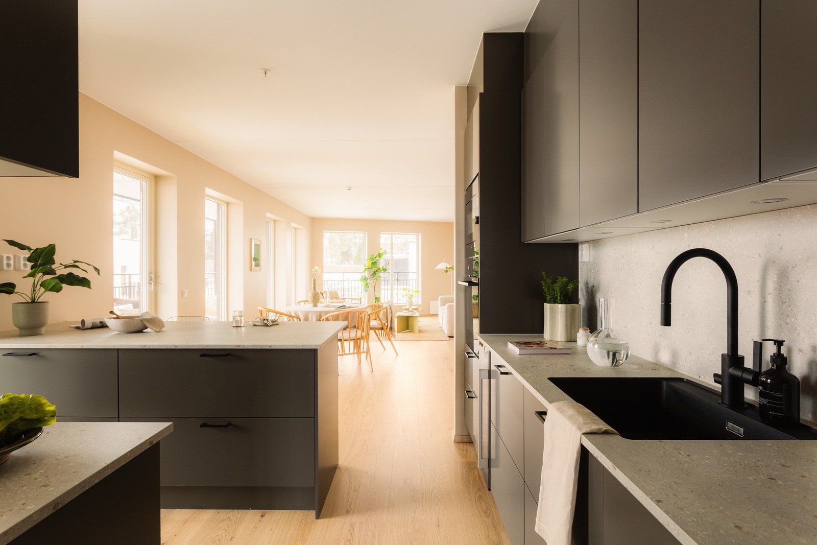 Løsningen gir deg godt med skapplass og en smart arbeidsflate, enten du lager raske hverdagsmiddager eller inviterer til middag med venner. Galleribilde