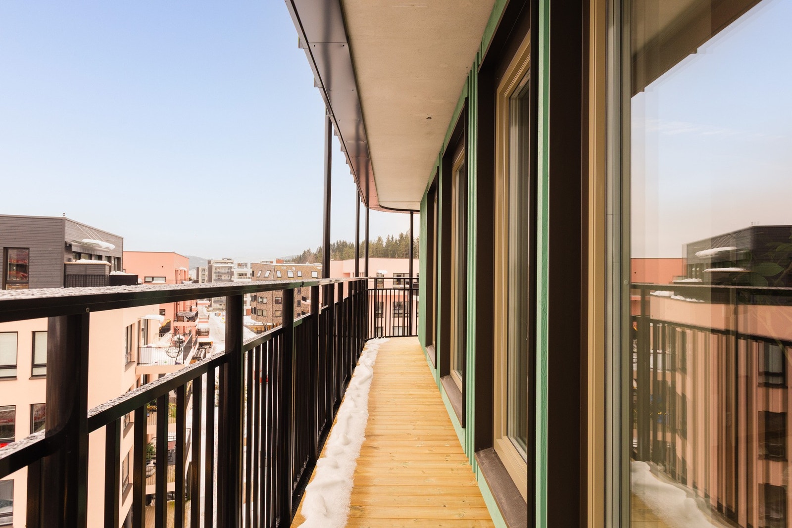 Dette er et sjeldent uteareal som gir rikelig med plass til flere møbleringssoner og fungerer som en naturlig forlengelse av oppholdsrommet gjennom store deler av året. Galleribilde