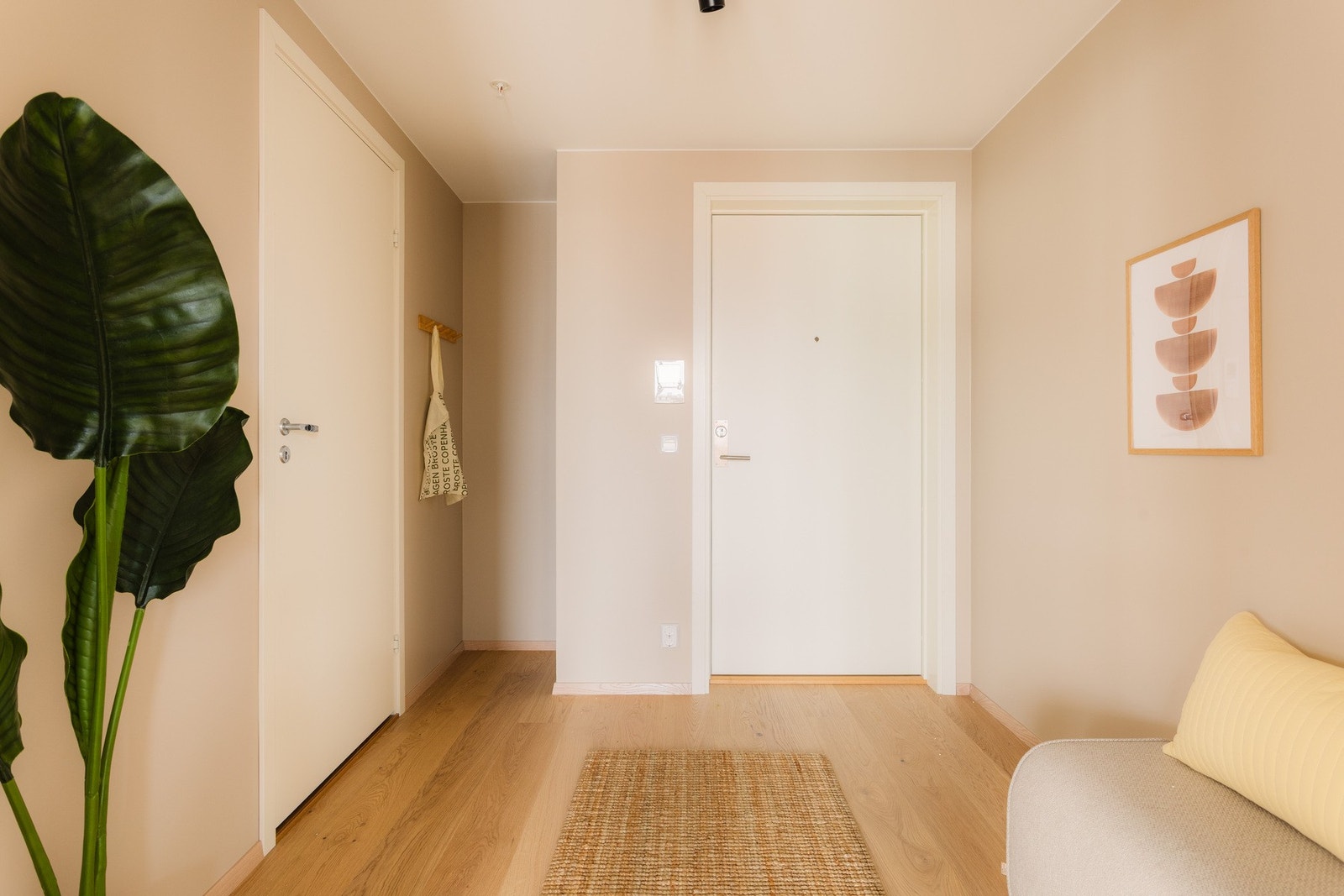 Velkommen inn i en stilren og innbydende entré, her er det enkelt å holde orden med en ryddig og representativ ankomstsone som setter tonen for resten av boligen. Galleribilde