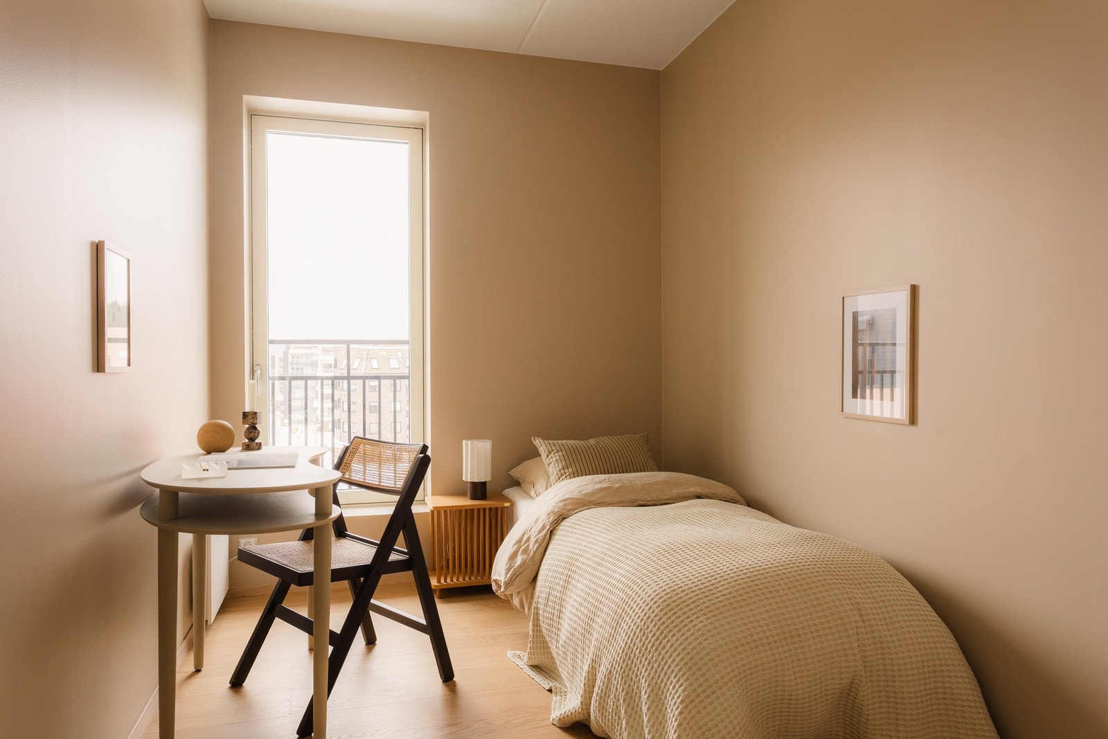 Leiligheten har tre lyse og romslige soverom med god plass til seng, nattbord og garderobeløsning. Galleribilde